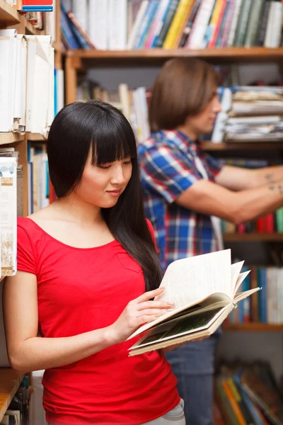 Studenti in una biblioteca — Foto Stock