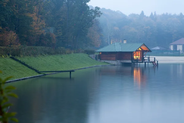 Stuga vid flodbank — Stockfoto