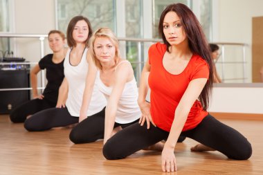 bir fitness merkezi grup eğitimi