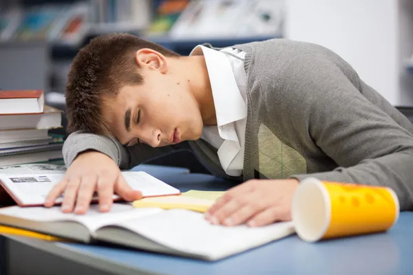 Étudiant fatigué dormant au bureau — Photo