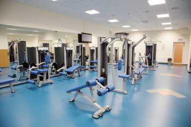 Modern bir spor salonu.
