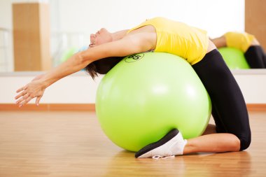 Spor salonunda spor yapan bir kadın.