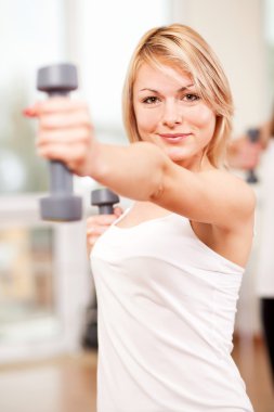 bir fitness merkezi grup eğitimi