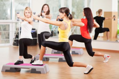 bir fitness merkezi grup eğitimi
