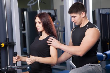 bir fitness merkezinde antrenman ör