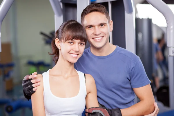 Ungt par i ett gym — Stockfoto