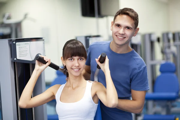 Giovane coppia in palestra — Foto Stock