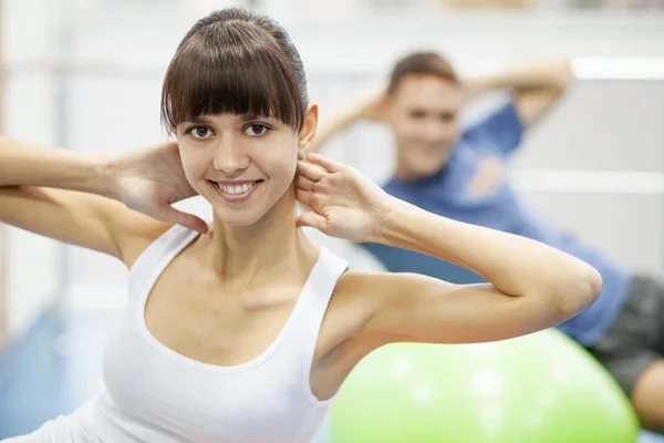 Jeune couple dans une salle de gym — Photo