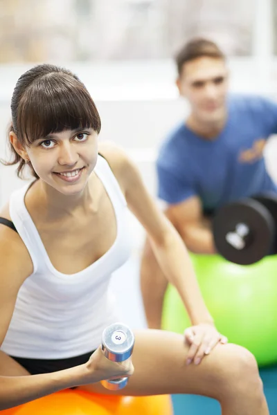 Young couple in a gym — Stock Photo, Image