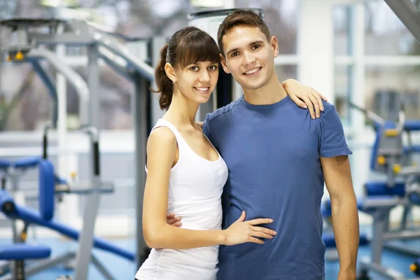 Ungt par i ett gym — Stockfoto