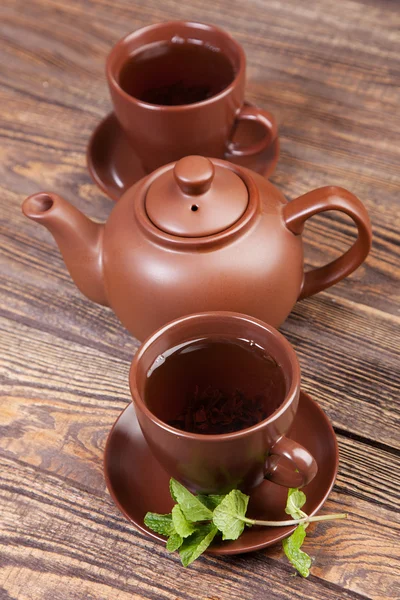 Té con menta en una mesa de madera —  Fotos de Stock