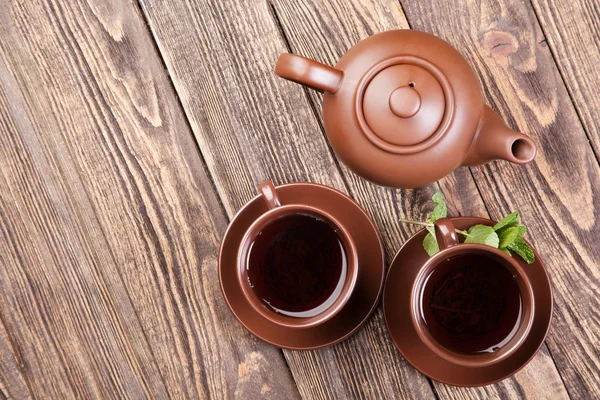 Té con menta en una mesa de madera —  Fotos de Stock