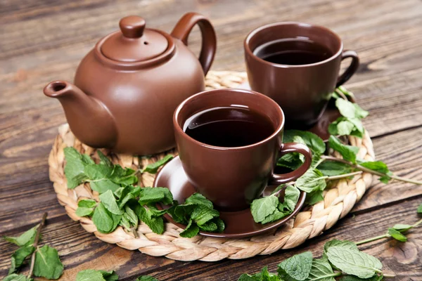 Té con menta en una mesa de madera —  Fotos de Stock