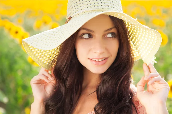 Bella signora a piedi nel campo di girasole — Foto Stock