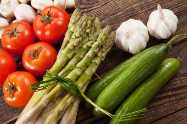 Tahta bir masada taze sebzeler.