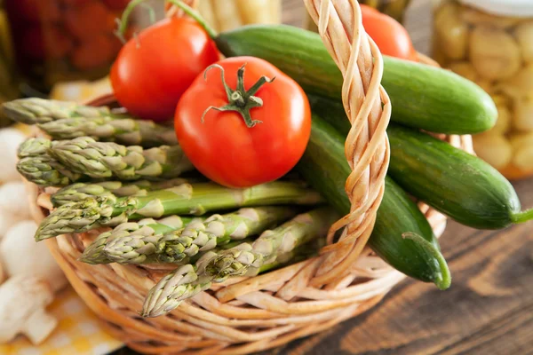 Légumes frais sur une table en bois — Photo