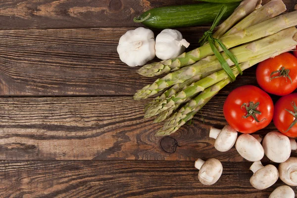 Färska grönsaker på ett träbord — Stockfoto