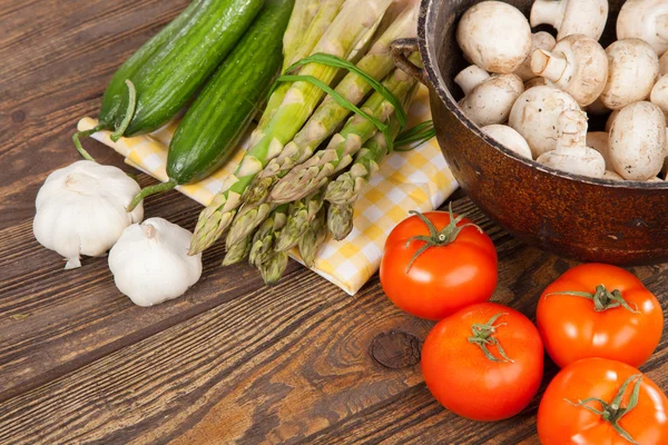 Färska grönsaker på ett träbord — Stockfoto