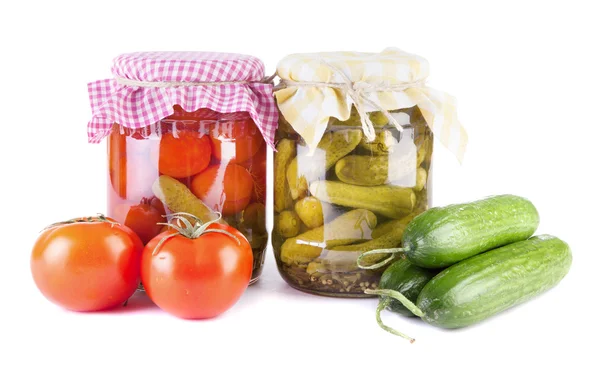 Verduras enlatadas aisladas sobre fondo blanco — Foto de Stock