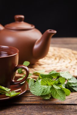 ahşap bir masa üzerine nane çayı