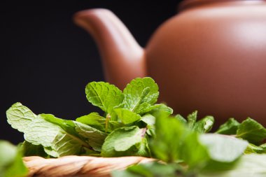 ahşap bir masa üzerine nane çayı