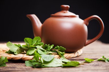 ahşap bir masa üzerine nane çayı