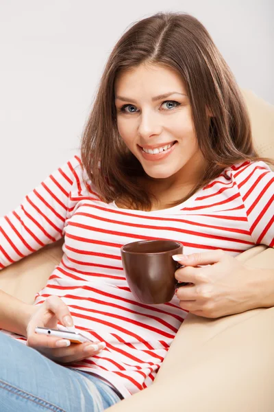 Красивая женщина пьет чай — стоковое фото