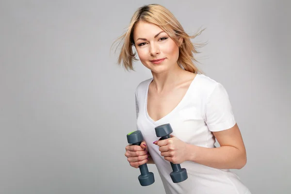 Mujer joven haciendo ejercicio con pesas —  Fotos de Stock