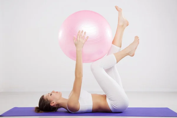 Mulher em uma bola de fitness — Fotografia de Stock