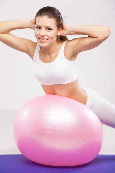 Mulher em uma bola de fitness — Fotografia de Stock