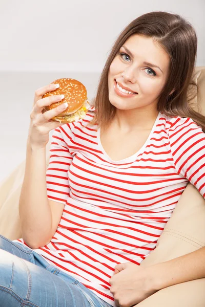 Mulher comendo um hambúrguer — Fotografia de Stock