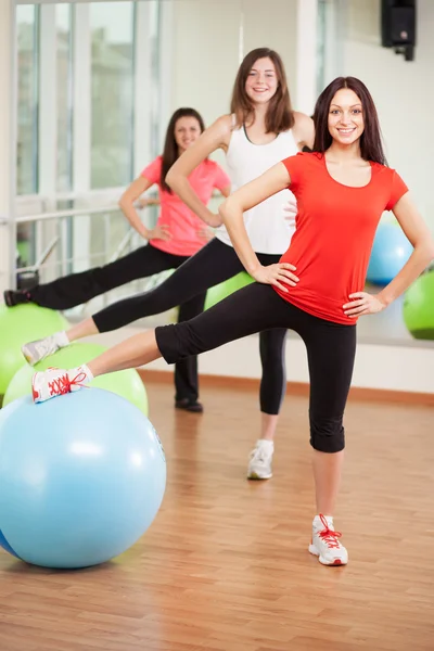 Entrenamiento en grupo en una clase de fitness —  Fotos de Stock