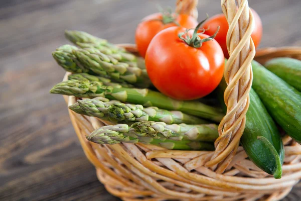 Verdure fresche su un tavolo di legno — Foto Stock