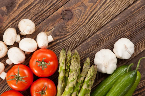 Legumes frescos em uma mesa de madeira — Fotografia de Stock