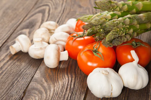 Verdure fresche su un tavolo di legno — Foto Stock