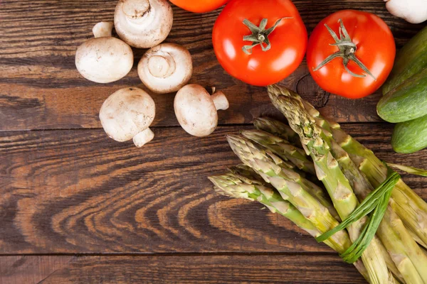 Färska grönsaker på ett träbord — Stockfoto