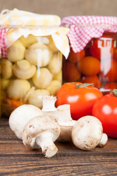 Légumes frais sur une table en bois — Photo