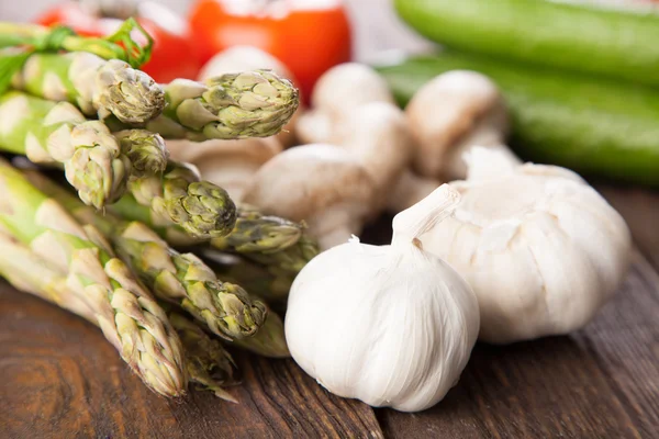 Färska grönsaker på ett träbord — Stockfoto