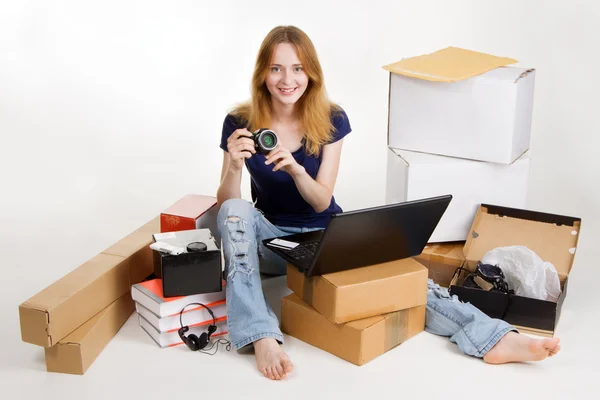 Frau kauft online ein — Stockfoto