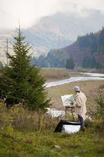 Pintor en las montañas — Foto de Stock