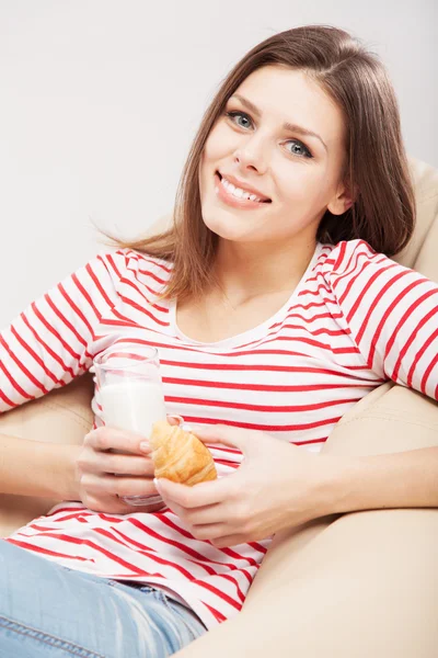 Mooie vrouw het drinken van thee — Stockfoto