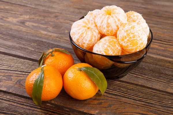 桌子上剥皮的橘子 — 图库照片