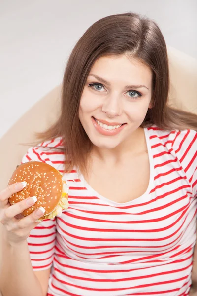 Donna che mangia un hamburger — Foto Stock