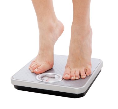 beyaz zemin üzerine güzel bir ince kadın