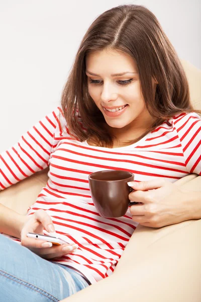 Beautiful woman drinking tea — Stock Photo, Image