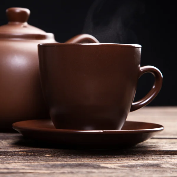 Herbata z mięty na drewnianym stołem — Zdjęcie stockowe