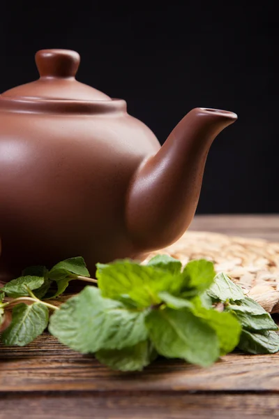 Té con menta en una mesa de madera —  Fotos de Stock