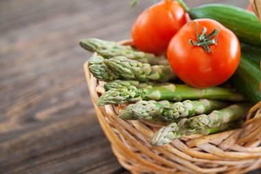 Tahta bir masada taze sebzeler.