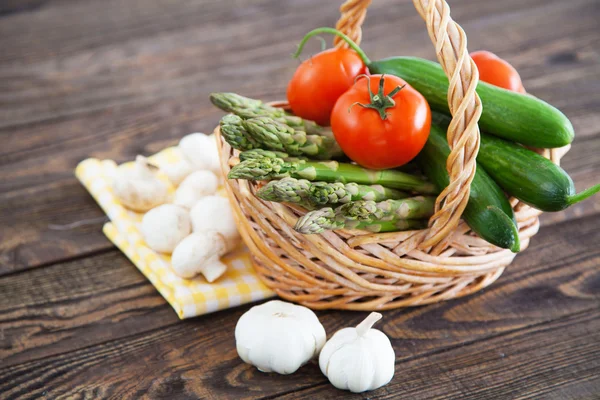 Verduras frescas en una mesa de madera — Foto de Stock