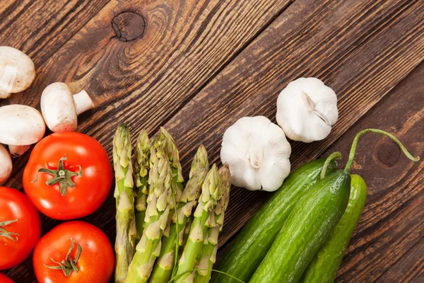 Verduras frescas en una mesa de madera —  Fotos de Stock